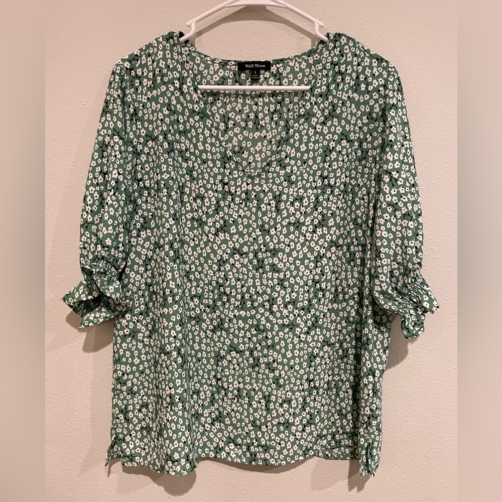 Well Worn V neck ditsy print short sleeve blouse in apple green. Size L